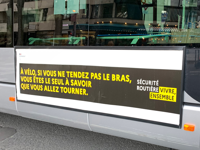 Photo affiche flan de bus campagne sécurité routière cycliste